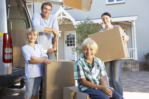 Packing and unpacking office items by experts